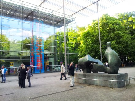 Ruhrfestspielhaus mit Henry-Moore-Plastik im Vordergrund; Foto: C.-D. Stille