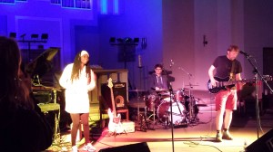 Eine der Flüchtlingssfrauen musiziert mit Heinz Ratz