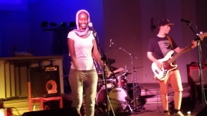 Fatuma singt von Heinz Ratz begleitet