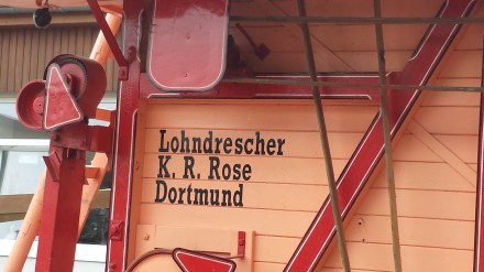 Von Traktor per Keilriemen angetriebene Dreschmaschine