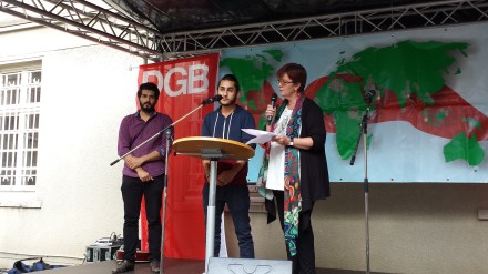 Martina Plum (rechts) interviewt Peyman Azhari (links) und Mohamad Alkadah (Mitte) anläßlich einer Veranstaltung zum Antikriegstag; Foto: C. - D. Stille