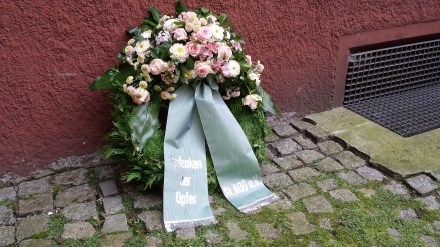 .Der niedergelegte Kranz von SLADO