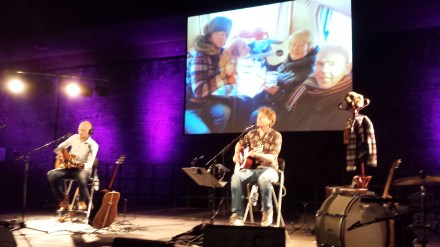 Tjerk Ridder (links), musikalisch begleitet von Mattijs Spek (links)