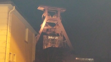 Das Wahrzeichen von Zollverein bei Nacht.