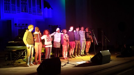 Im Rahmen der Aktion "Fluchtschiff" konzertierten Flüchtlingsfrauen im Jahre 2014 mit Heinz Ratz & Band in der Pauluskulturkirche in Dortmund; Fotos (2) Claus-D. Stille