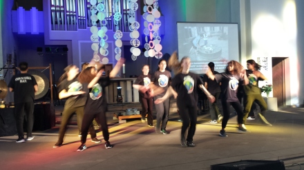 Bahai-Tanzgruppe "Steps to Peace World" wirbelt über die Bühne.