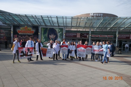 Protest vor dem Messeort in Dortmund; Foto: Forum Rauchfrei