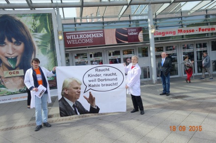 Johannes Spatz (im weißen Kittel rechts) sieht den Dortmunder Oberbürgermeister in der Pflicht; Foto: Forum Rauchfrei