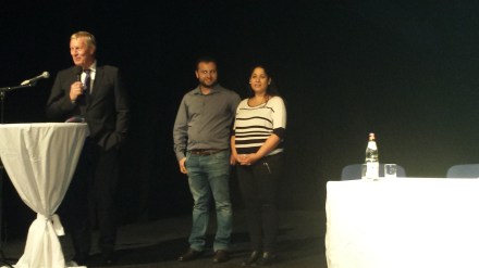 Dortmunds Stadtdirektor Jörg Stüdemann (links) eröffnet im Beisein der Mitorganisatoren Ersoj und Armida das 2. Roma Kulturfestival DJELEM DJELEM im Theater im Depot; Fotos. C.-D. Stille