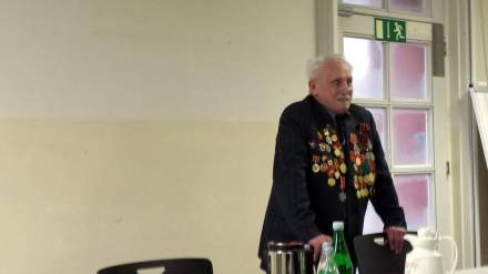 David Dushman referiert vor Dortmunder Gymnasiasten; Fotos: C.-D. Stille