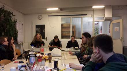 Cécile Rimboud (Bildmitte) referierte in Dortmund über den Front National und die aktuelle politische Situation in Frankreich; Fotos (4): Claus Stille