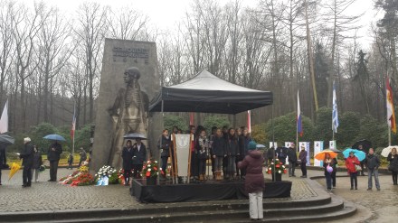 Vor dem Mahnmal in der Bittermark.