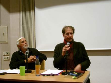 'Till Strucksberg von Attac als Moderator (links) und Autor Fabina Scheidler (rechts) in der Auslandsgesellschaft NRW in Dortmund; Fotos: C.-D. Stille