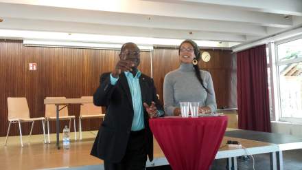 Referierte humvorvoll in Dortmund: Dr. Karamba Diaby. Hier im Bild mit Moderatorin Julia Rumi; Fotos (4): C.-D. Stille