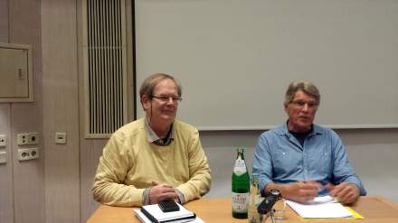Moderator Peter Rath-Sanghakorn mit Ernst Wolff (links); Foto: C.-D. Stille