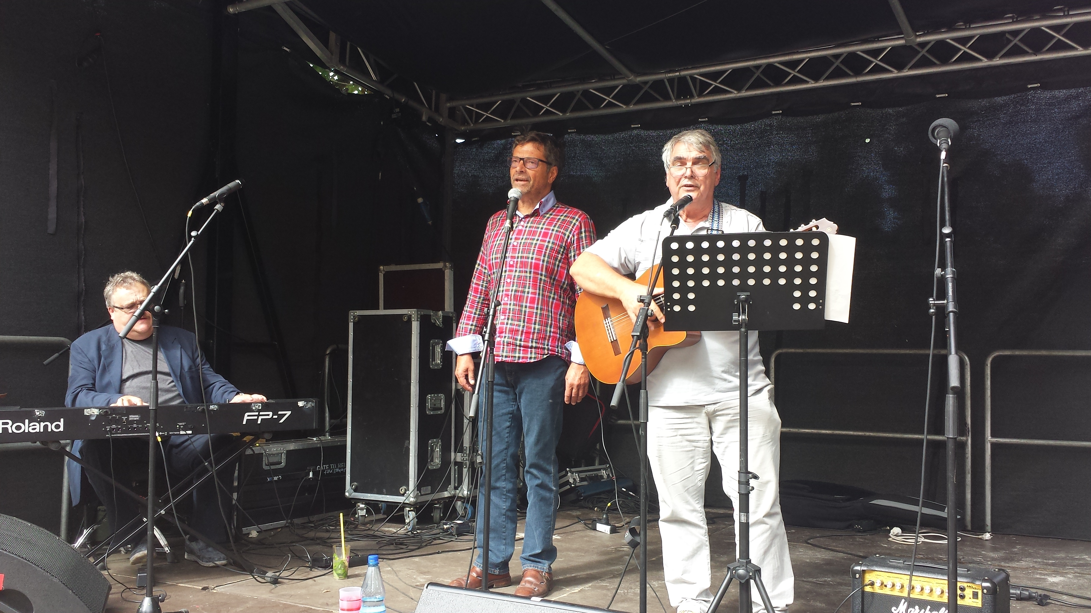 Diether Dehm singt, begleitet von Michael Letz (links) und Hartmut König (rechts).